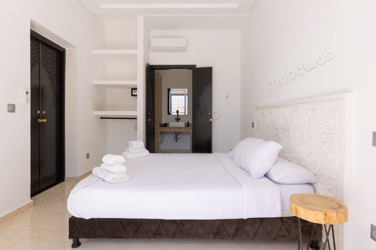 Maison de luxe à vendre à Route de l'Ourika. 
5 grandes pièces. 
Meublé