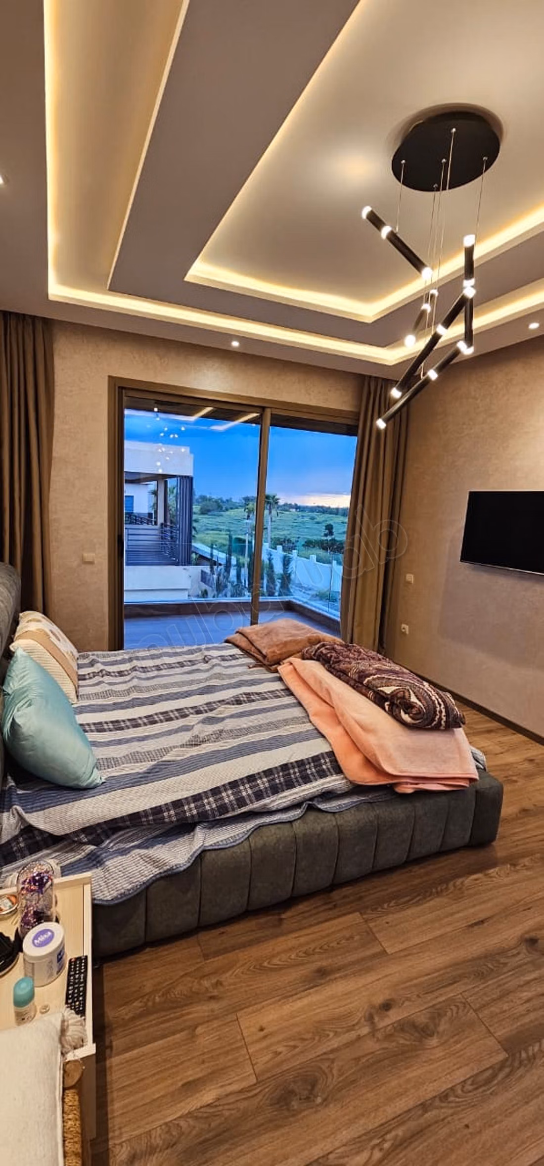 Grande villa avec piscine et hammam 
noria golf 
LLD vide