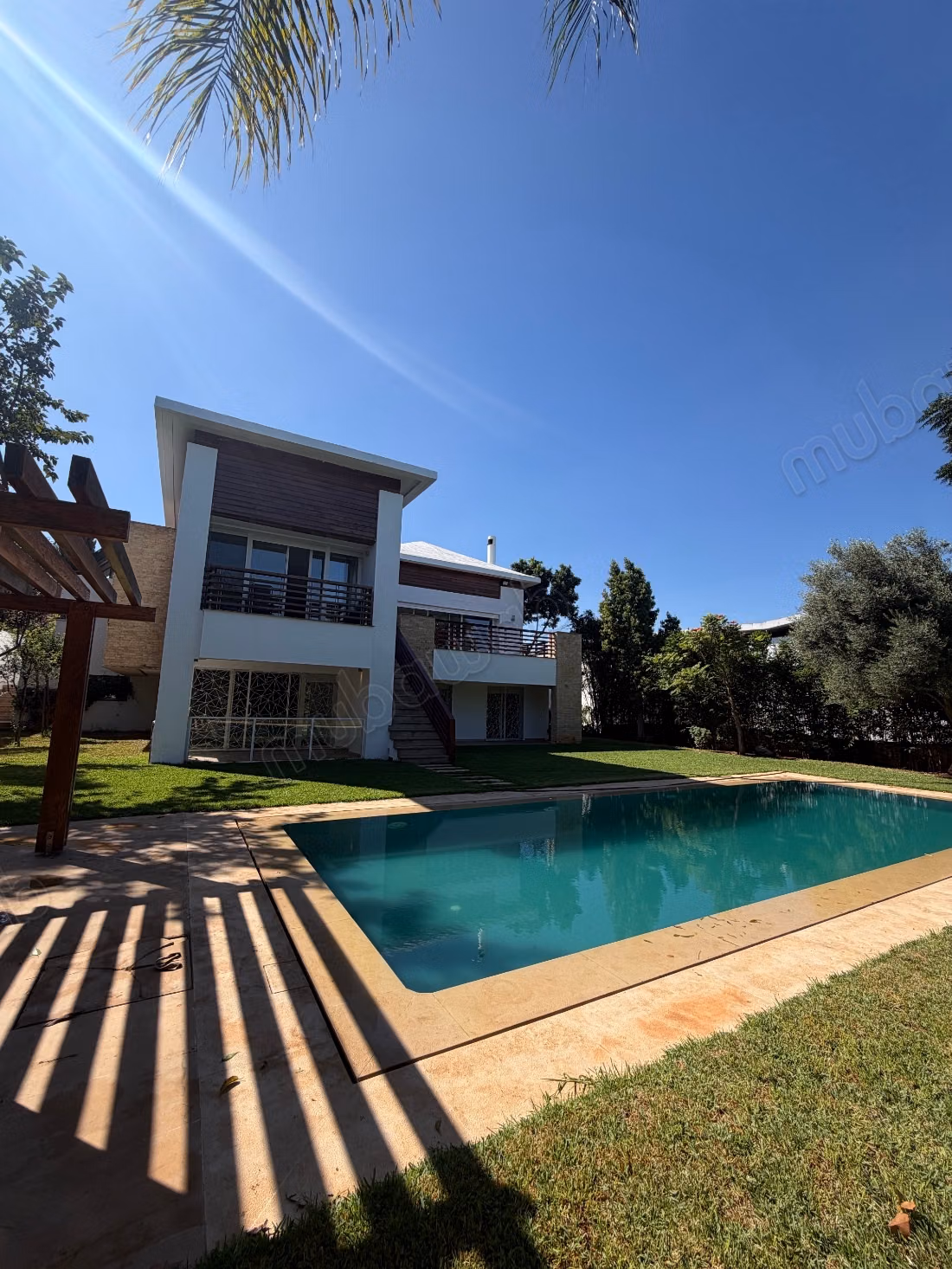 Luxury villa for rent in Ville Verte. 4 beautiful rooms. Satellite dish system and secured residence