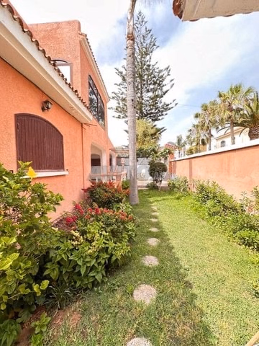Maison de luxe à louer à Monica.
Surface totale 450 m².
Concierge et climatisation