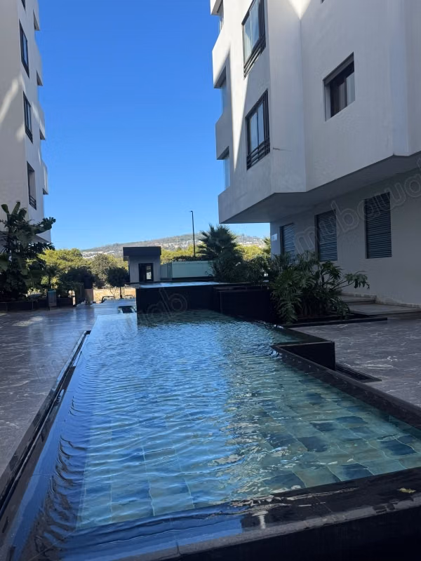 Al Golf: Appartamento moderno con piscina in affitto