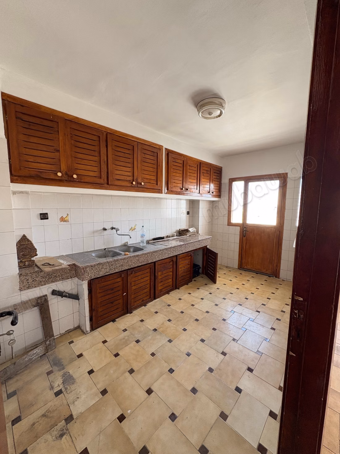 Appartement à vendre à Anfa. 
Superficie 144 m². 
Avec ascenseur et terrasse