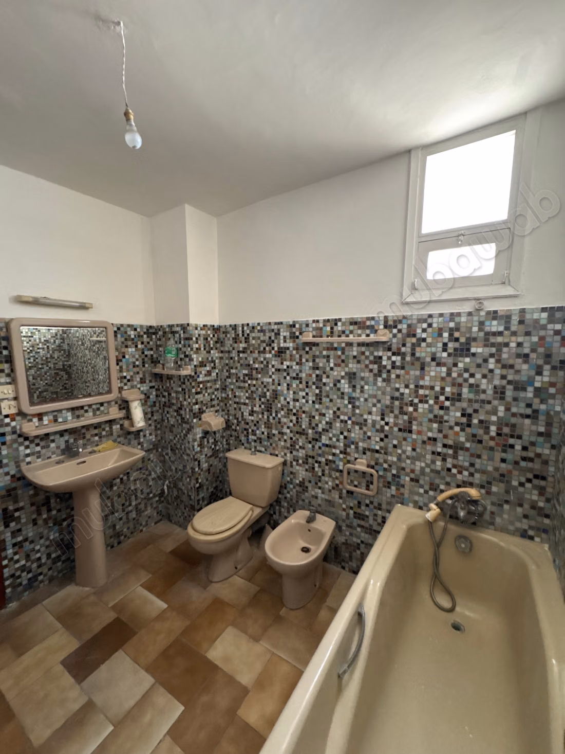 Appartement à vendre à Anfa. 
Superficie 144 m². 
Avec ascenseur et terrasse