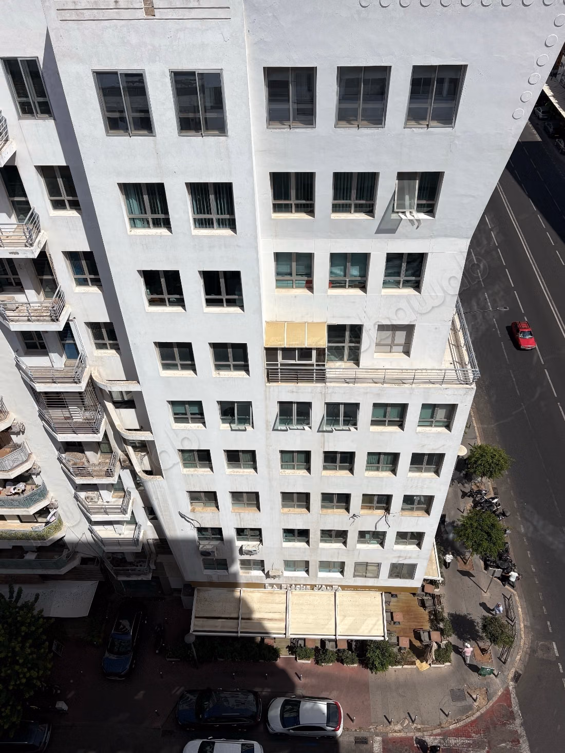 Appartement à vendre à Anfa. 
Superficie 144 m². 
Avec ascenseur et terrasse