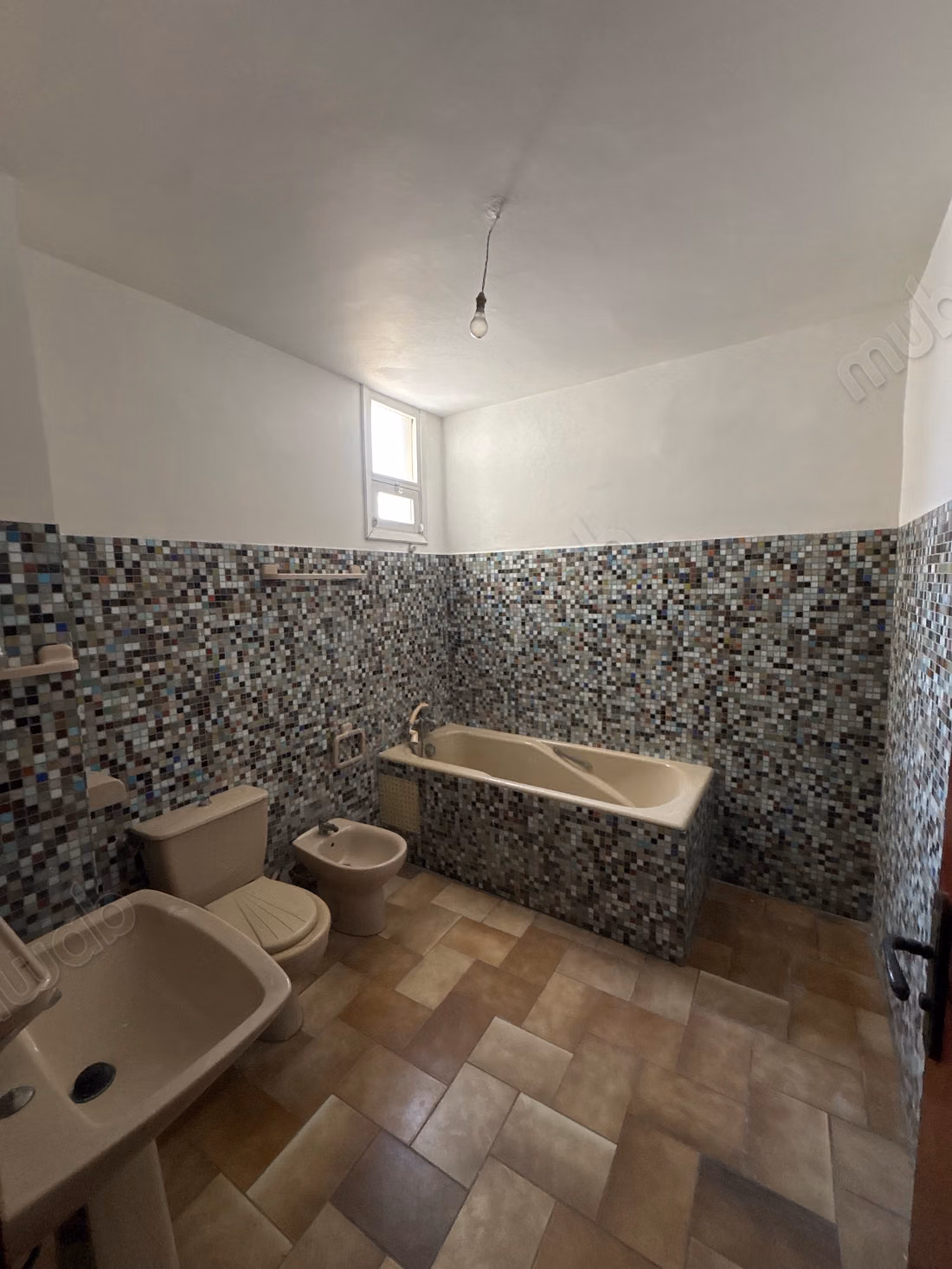 Appartement à vendre à Anfa. 
Superficie 144 m². 
Avec ascenseur et terrasse