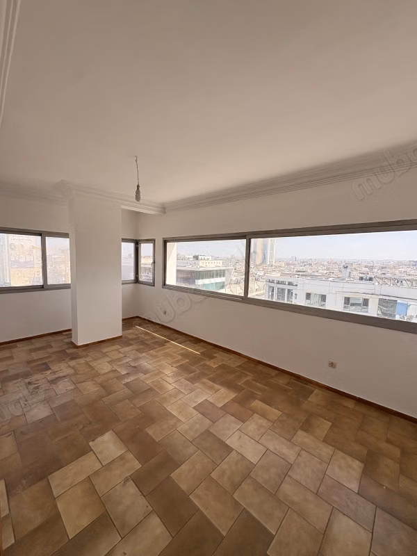 Appartement à vendre à Anfa. 
Superficie 144 m². 
Avec ascenseur et terrasse