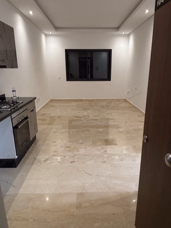 Louer un appartement. 1 chambre. Gardien et piscine
