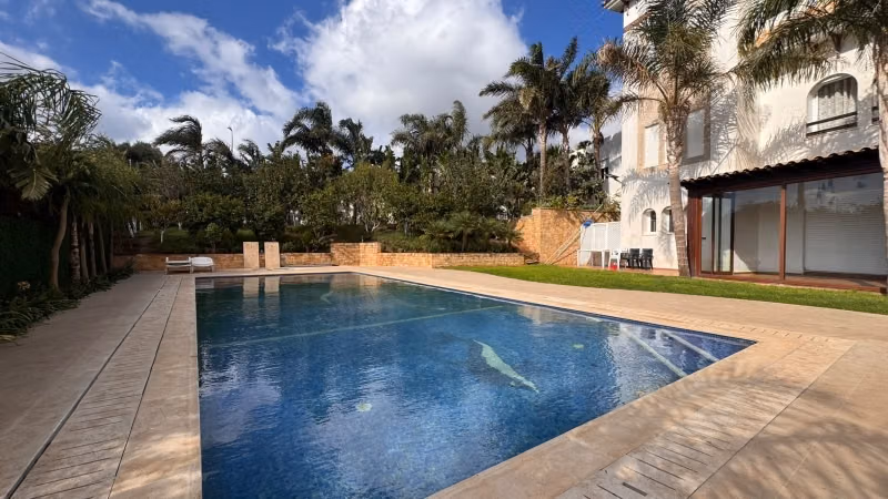 Villa de luxe avec piscine et vue mer à louer