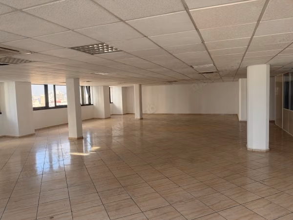 Location de bureaux à Sidi Belyout. 
Superficie 240 m². 
Chauffage central et porte blindée