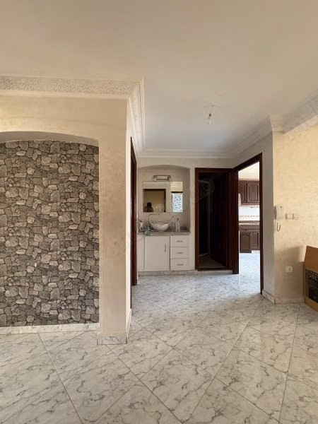 Splendide villa à vendre à Al Boustane. 
Surface de 110 m². 
Sécurisé 24/24