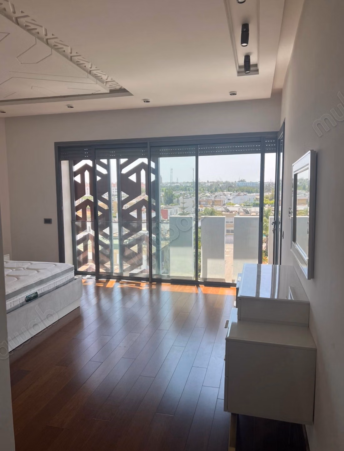 Rent this apartment in the beautiful residences. 3 large rooms. Well furnished