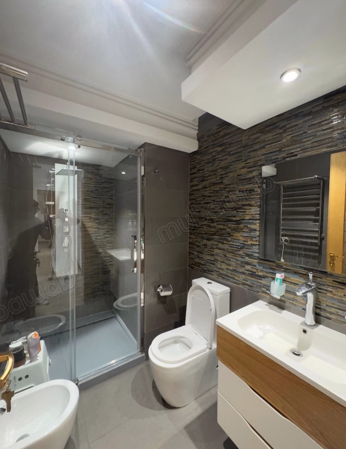 Rent this apartment in the beautiful residences. 3 large rooms. Well furnished