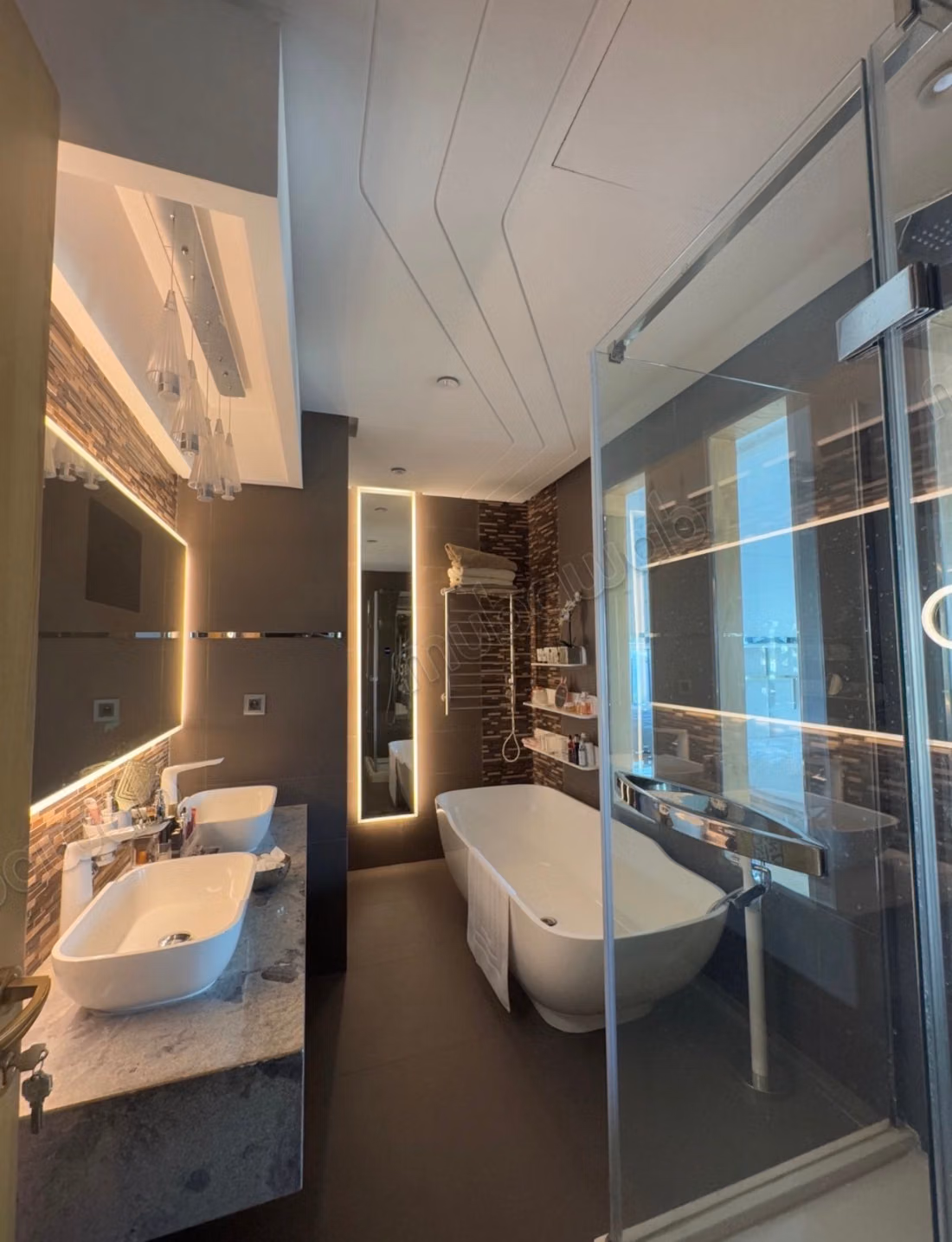 Rent this apartment in the beautiful residences. 3 large rooms. Well furnished