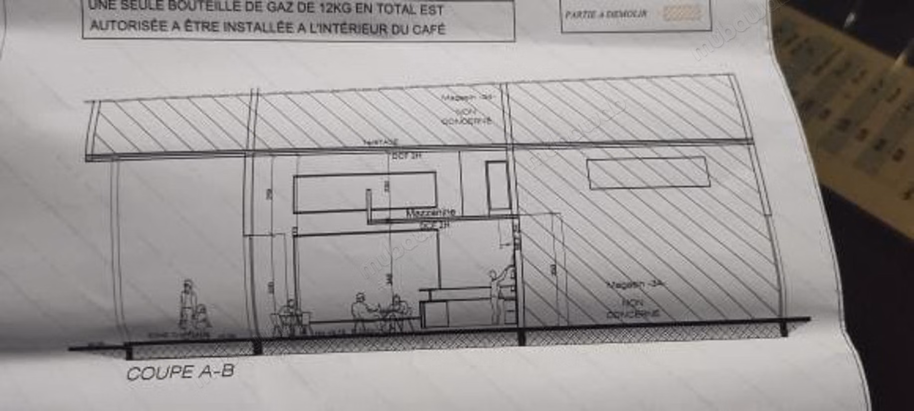 Beau local à vendre à Deroua. 
Surface de 24 m². 
Porte sécurisée
