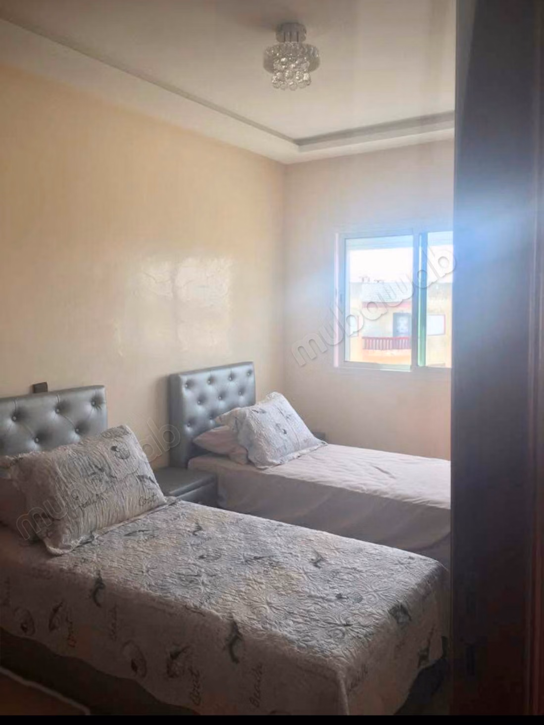 Très bel appartement en location à Essaada. 5 pièces confortables. Antenne parabolique et sécurité