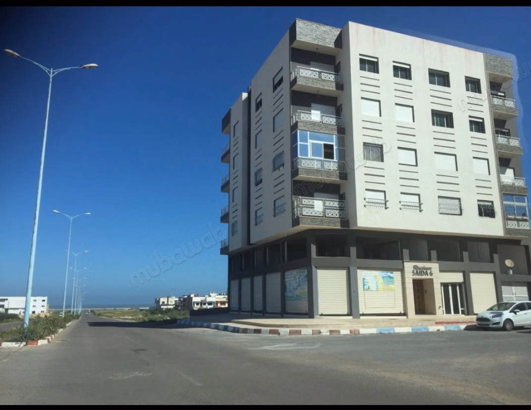 Très bel appartement en location à Essaada. 5 pièces confortables. Antenne parabolique et sécurité