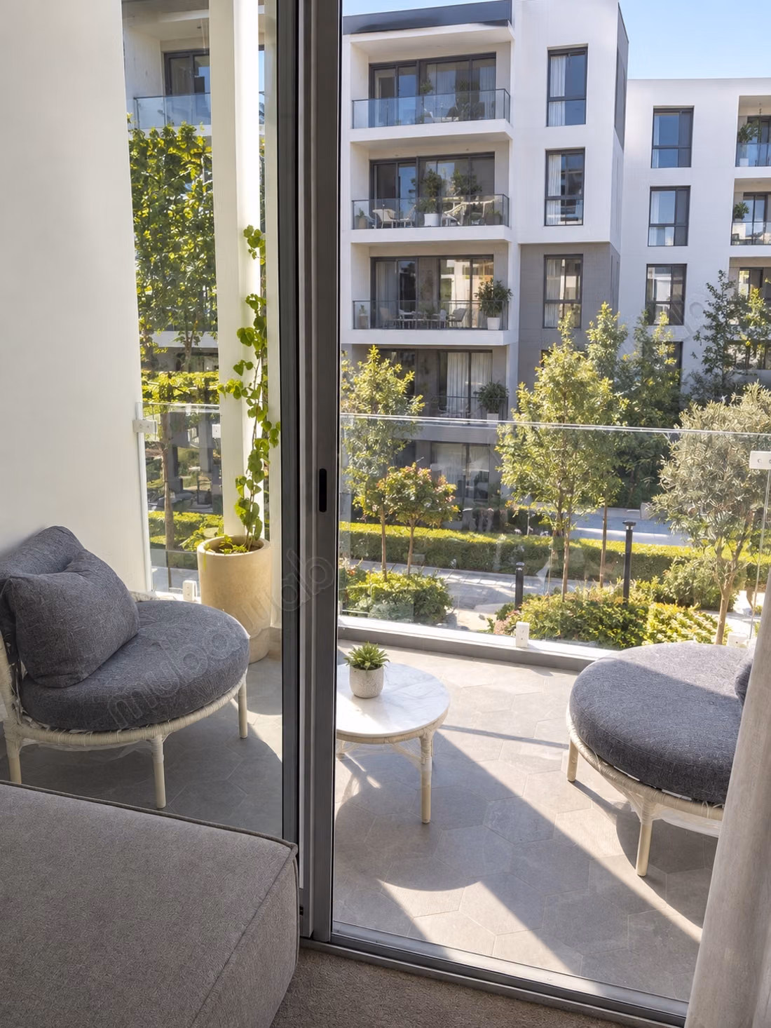 Appartement en vente à Oasis. 2 pièces confortables. Porte blindée et résidence sécurisée