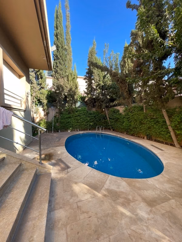 Villa de Prestige à Targa – Piscine Privée, Hammam Beldi et Volumes Généreux