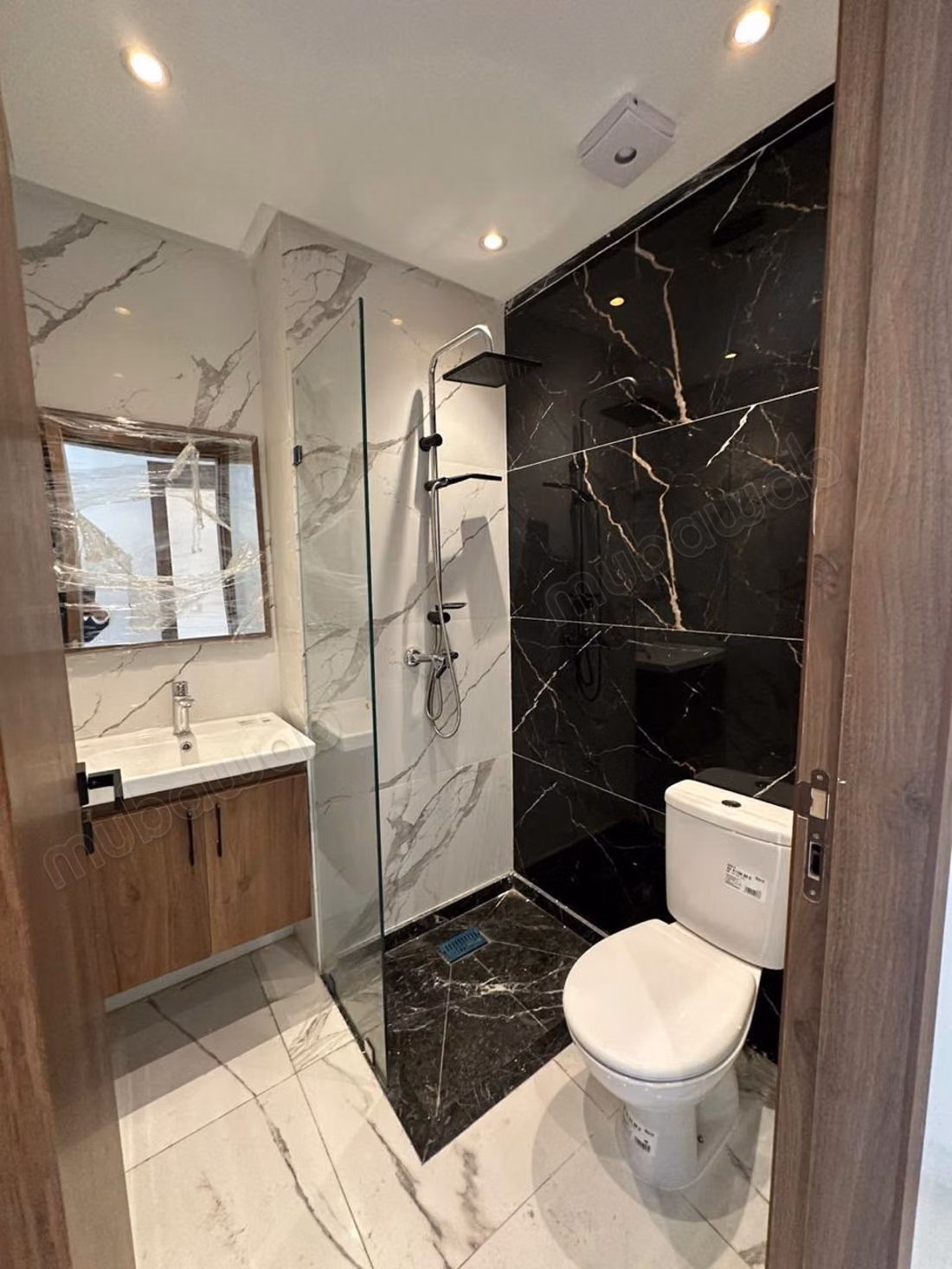 Bel appartement à vendre en Centre. 6 pièces. Système de parabole et résidence sécurisée