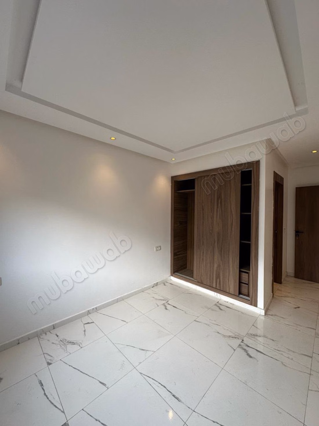 Bel appartement à vendre en Centre. 6 pièces. Système de parabole et résidence sécurisée