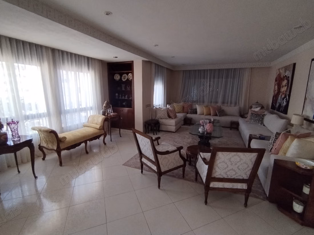 Appartamento arredato di 300 m² in affitto a Hay Riad
