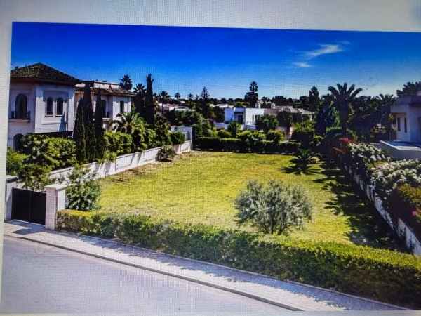 À vendre terrain rare de 750m2 
orangeraie souissi