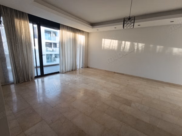 Prachtig appartement te huur in Souissi. Oppervlakte van 156 m². Versterkte deur en beveiligde residentie