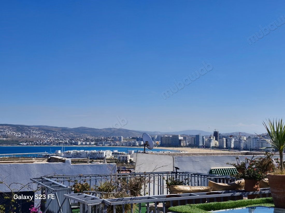 Très beau riad à vendre à Médina.
Surface de 250 m².
Vue sur mer