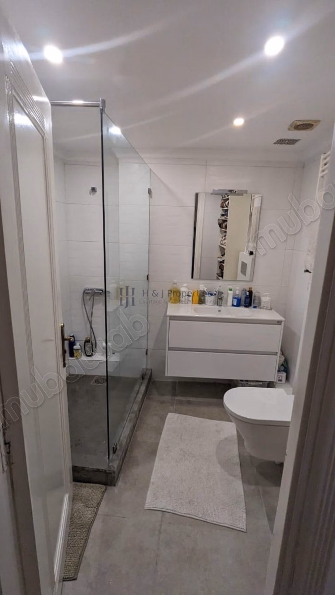 T4 160m² 3 chambres  
1 chambre de personnel