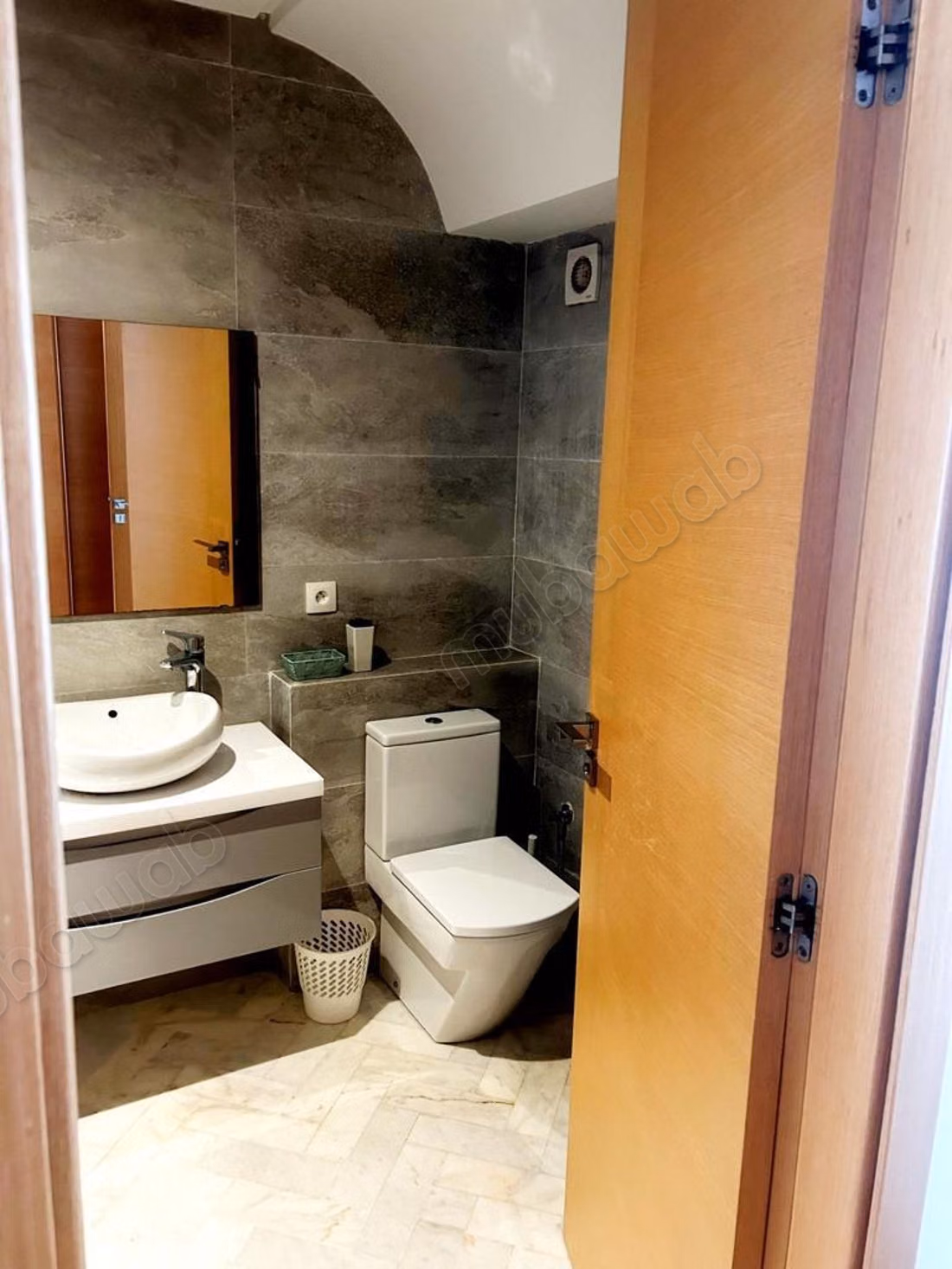Louez cet appartement à Palmier. 
3 pièces. 
Meublé