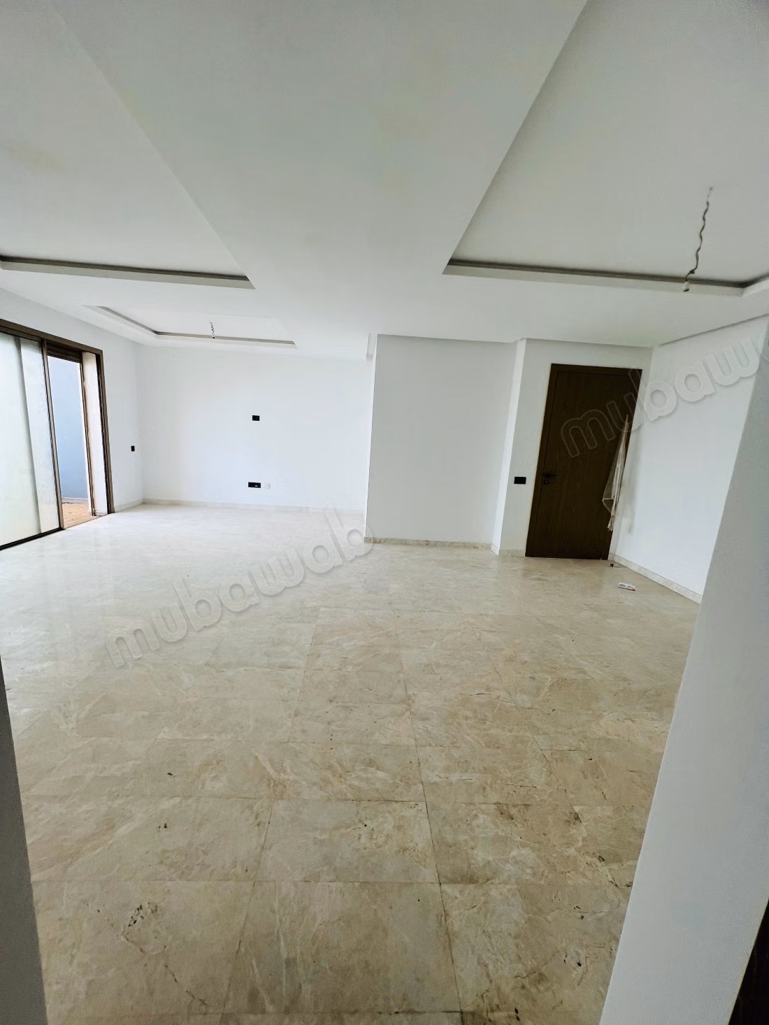 Bel appartement en location à Ain Diab. 
Superficie 140 m². 
Vue sur mer, double vitrage