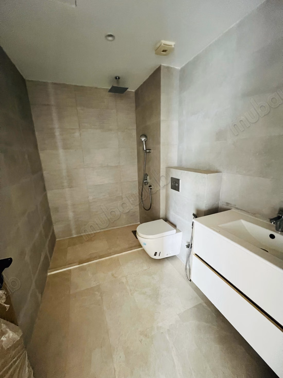 Bel appartement en location à Ain Diab. 
Superficie 140 m². 
Vue sur mer, double vitrage