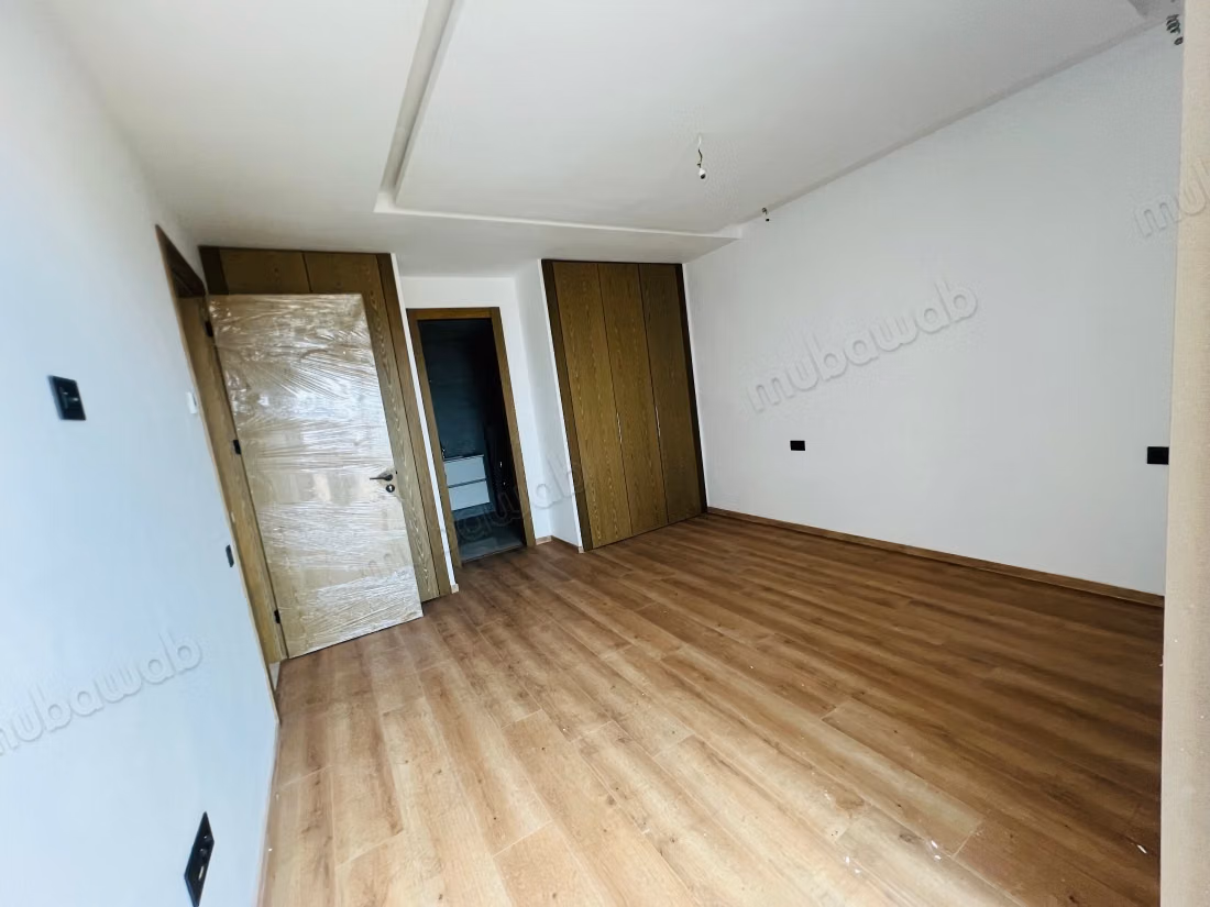 Bel appartement en location à Ain Diab. 
Superficie 140 m². 
Vue sur mer, double vitrage
