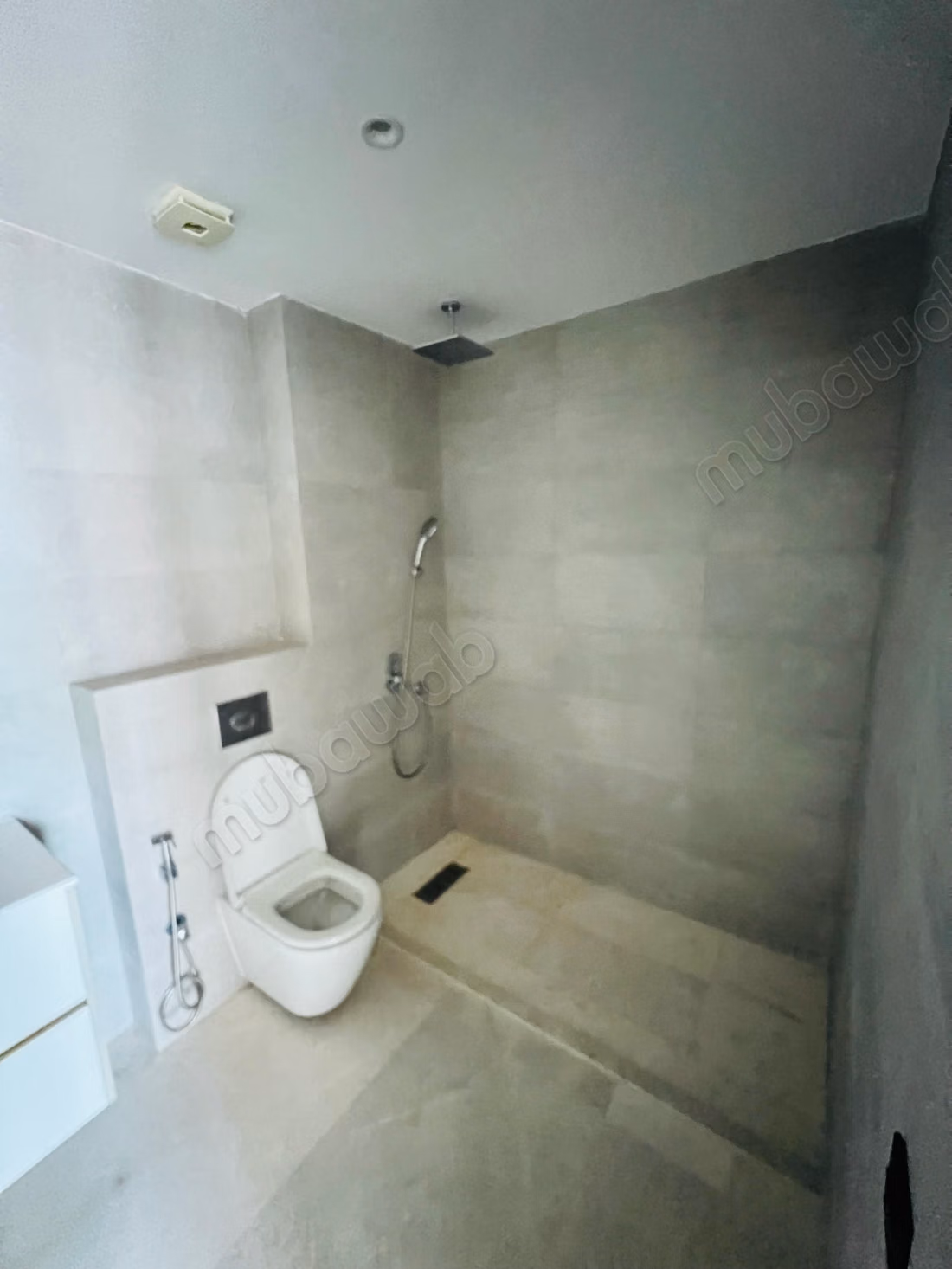 Bel appartement en location à Ain Diab. 
Superficie 140 m². 
Vue sur mer, double vitrage