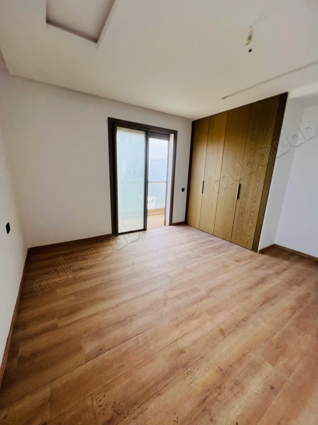 Bel appartement en location à Ain Diab. 
Superficie 140 m². 
Vue sur mer, double vitrage