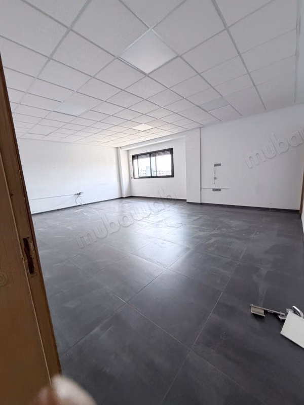 Bureaux à louer à Nouvelle Ville. 
Surface totale 54 m². 
Ascenseur et stationnement