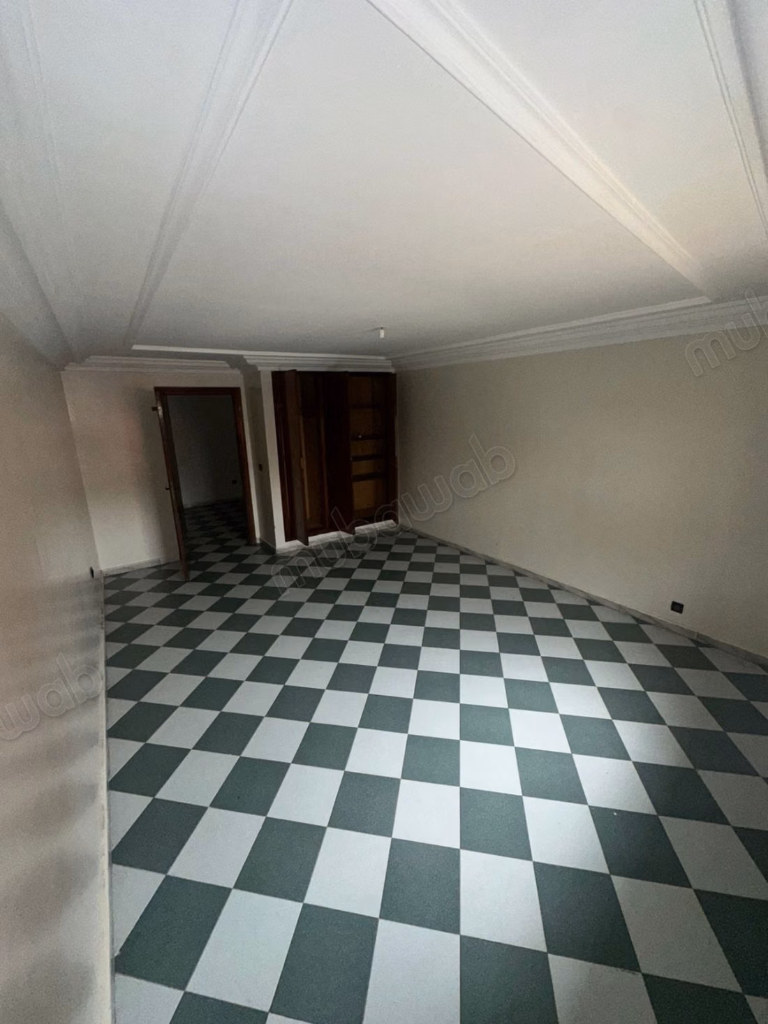Vend appartement à Hay Al Fath. Surface totale 213 m². Spacieux salon européen