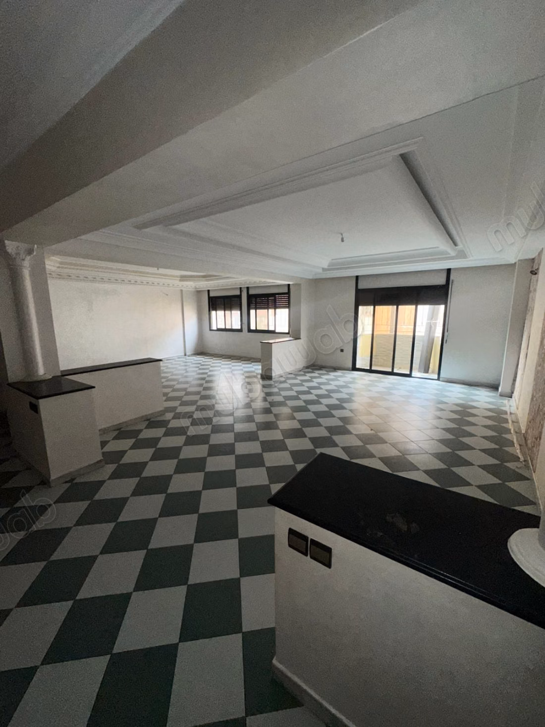 Vend appartement à Hay Al Fath. Surface totale 213 m². Spacieux salon européen