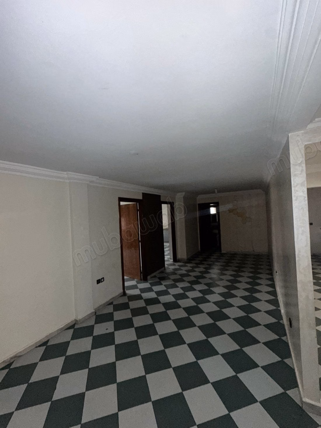 Vend appartement à Hay Al Fath. Surface totale 213 m². Spacieux salon européen