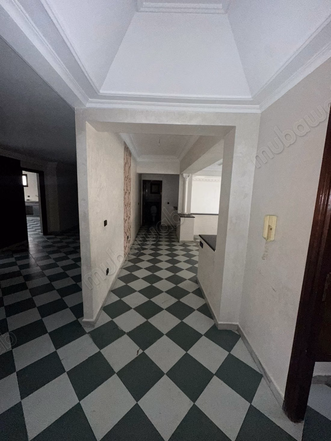 Vend appartement à Hay Al Fath. Surface totale 213 m². Spacieux salon européen