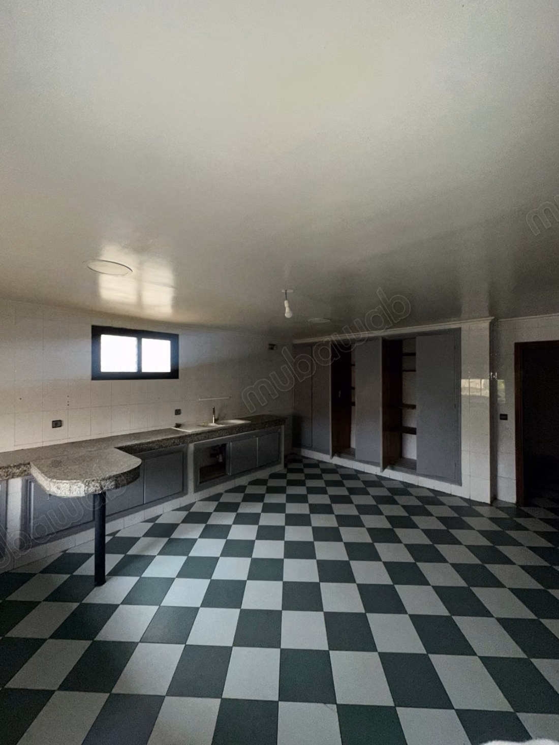 Vend appartement à Hay Al Fath. Surface totale 213 m². Spacieux salon européen