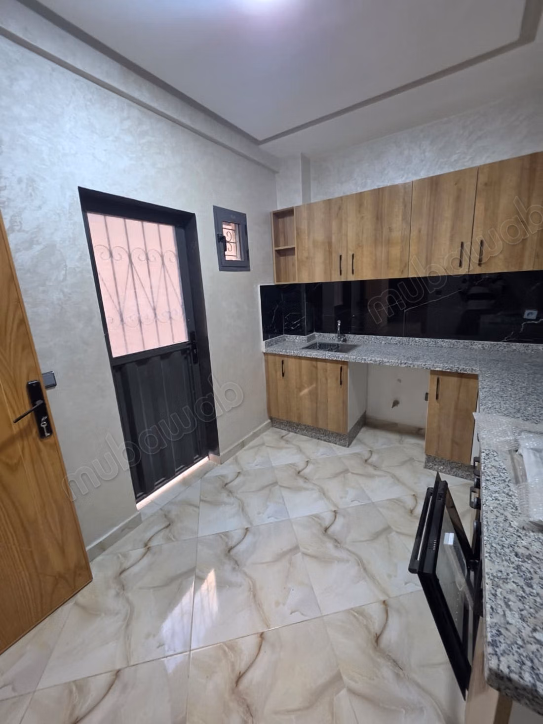 Bel appartement à vendre à Deroua. 3 chambres. Four
