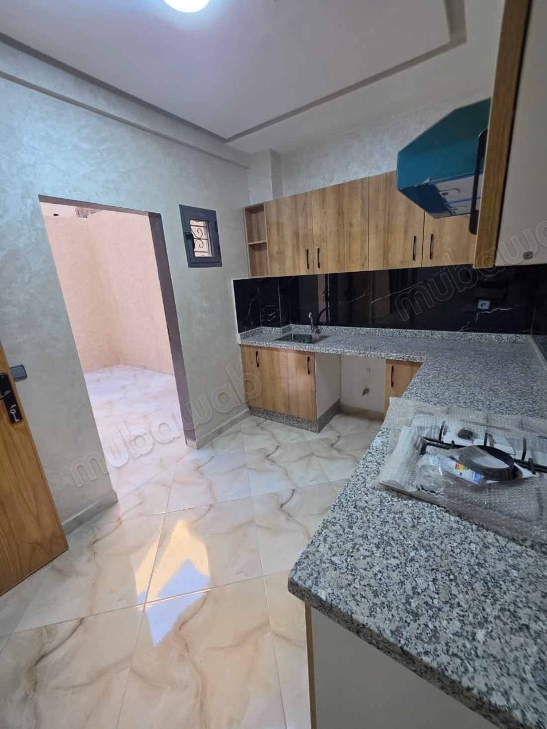 Bel appartement à vendre à Deroua. 3 chambres. Four