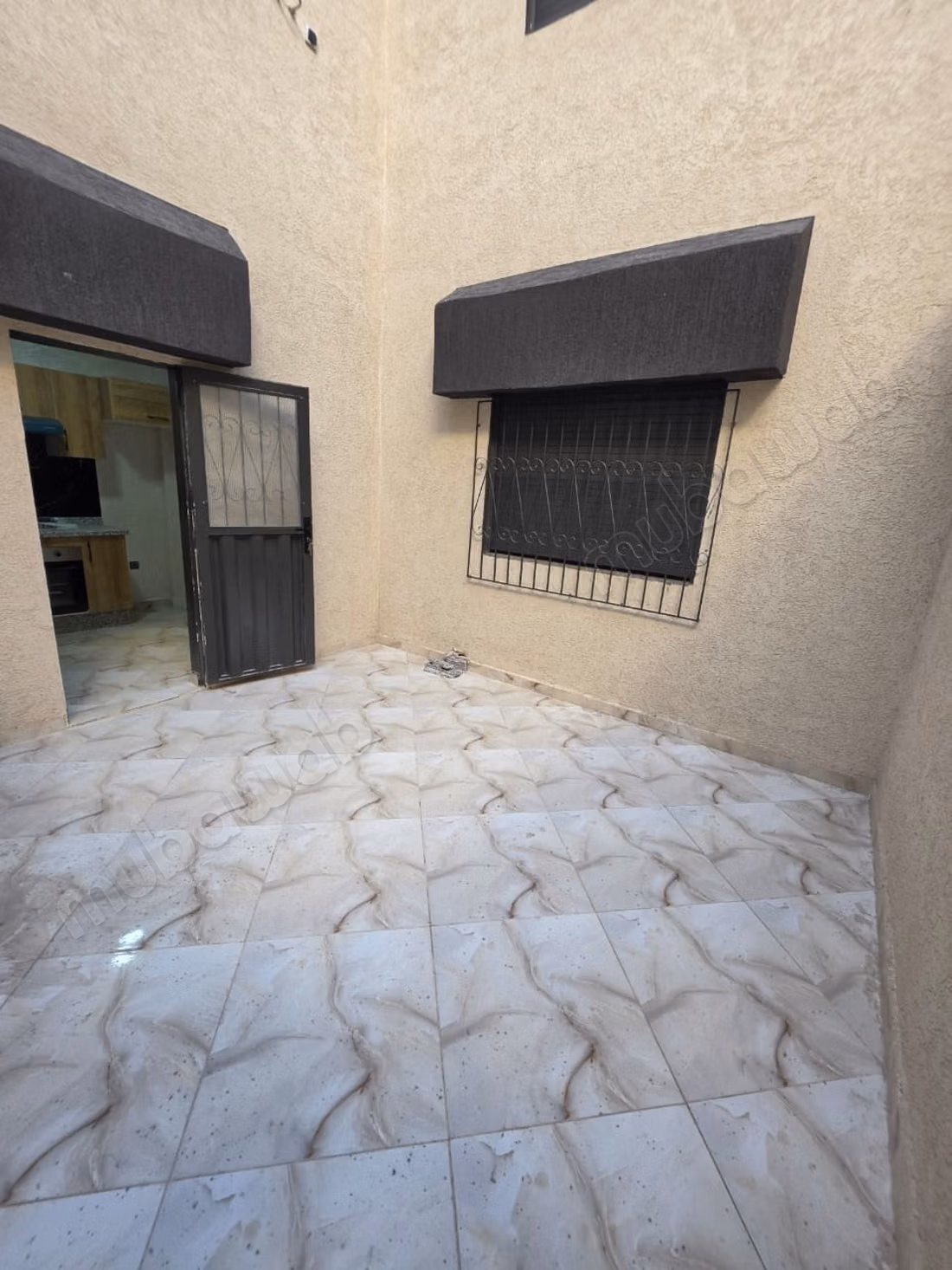 Bel appartement à vendre à Deroua. 3 chambres. Four