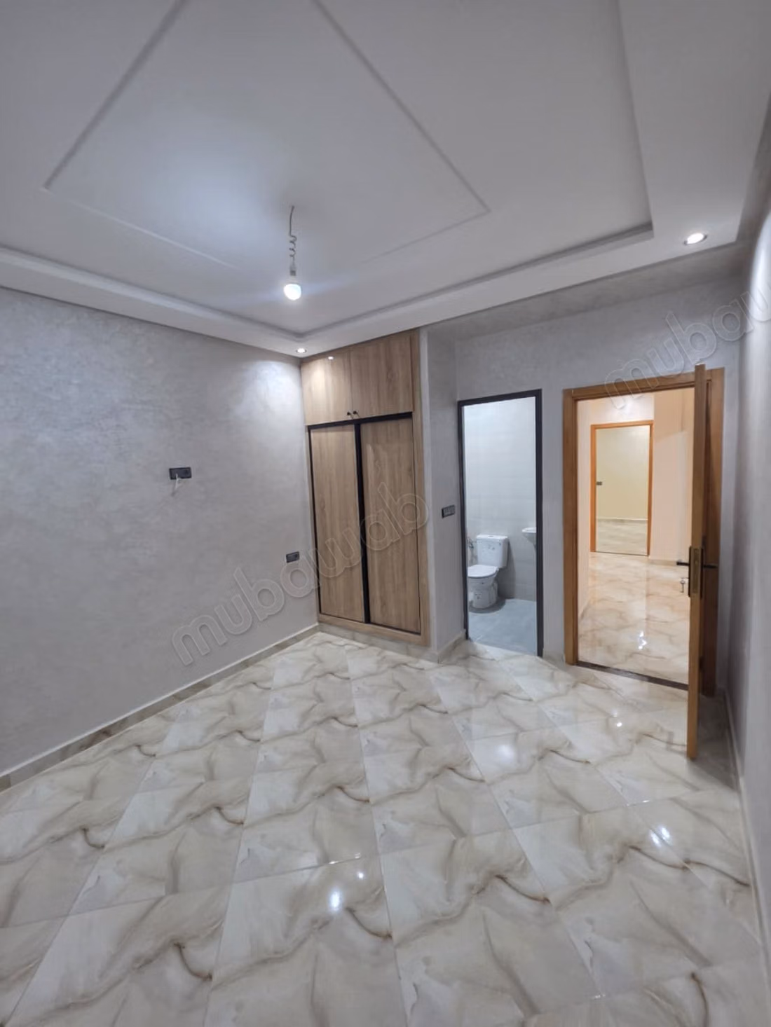Bel appartement à vendre à Deroua. 3 chambres. Four
