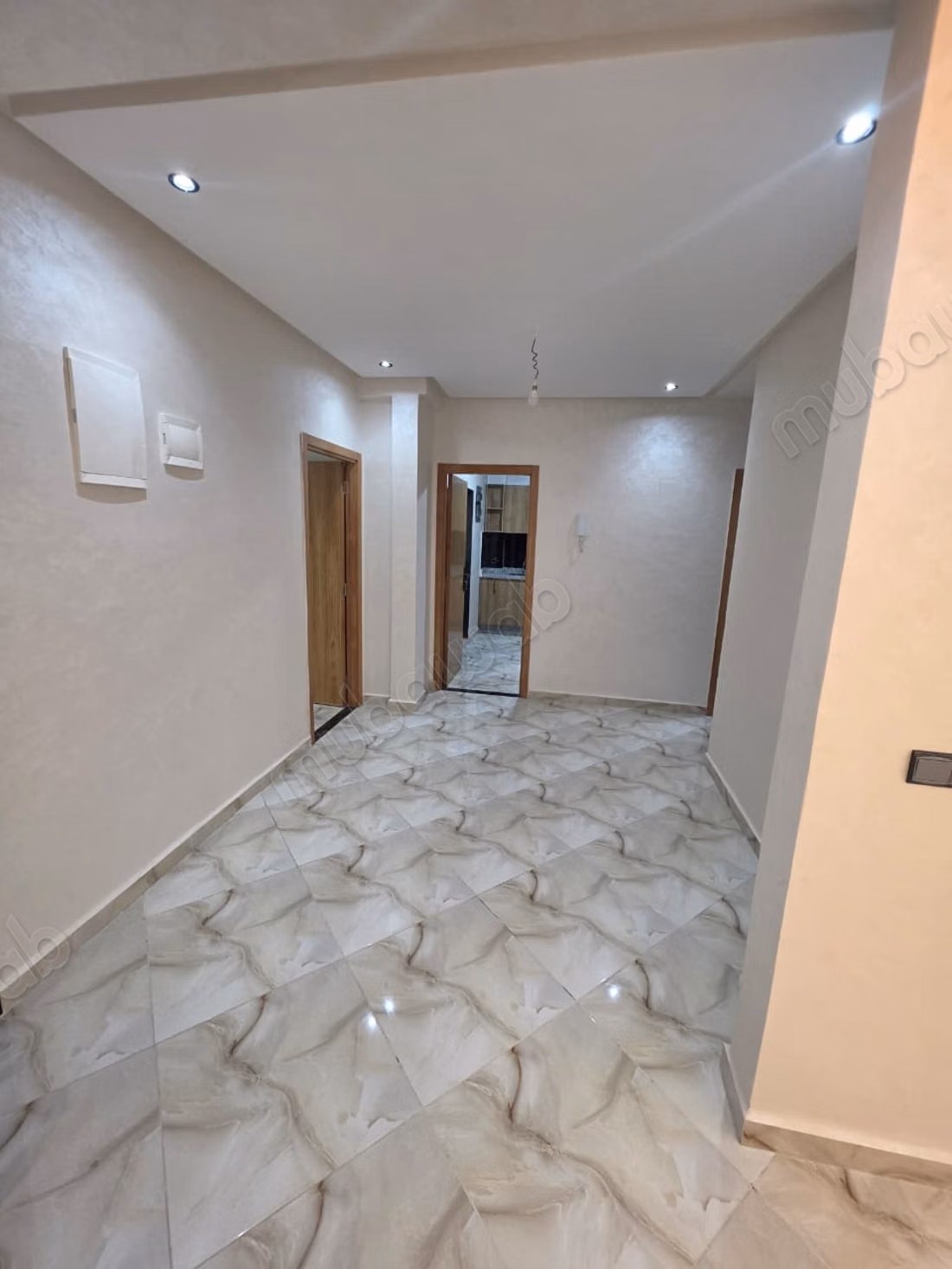 Bel appartement à vendre à Deroua. 3 chambres. Four
