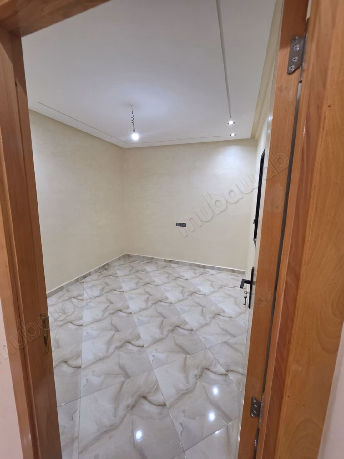 Bel appartement à vendre à Deroua. 3 chambres. Four