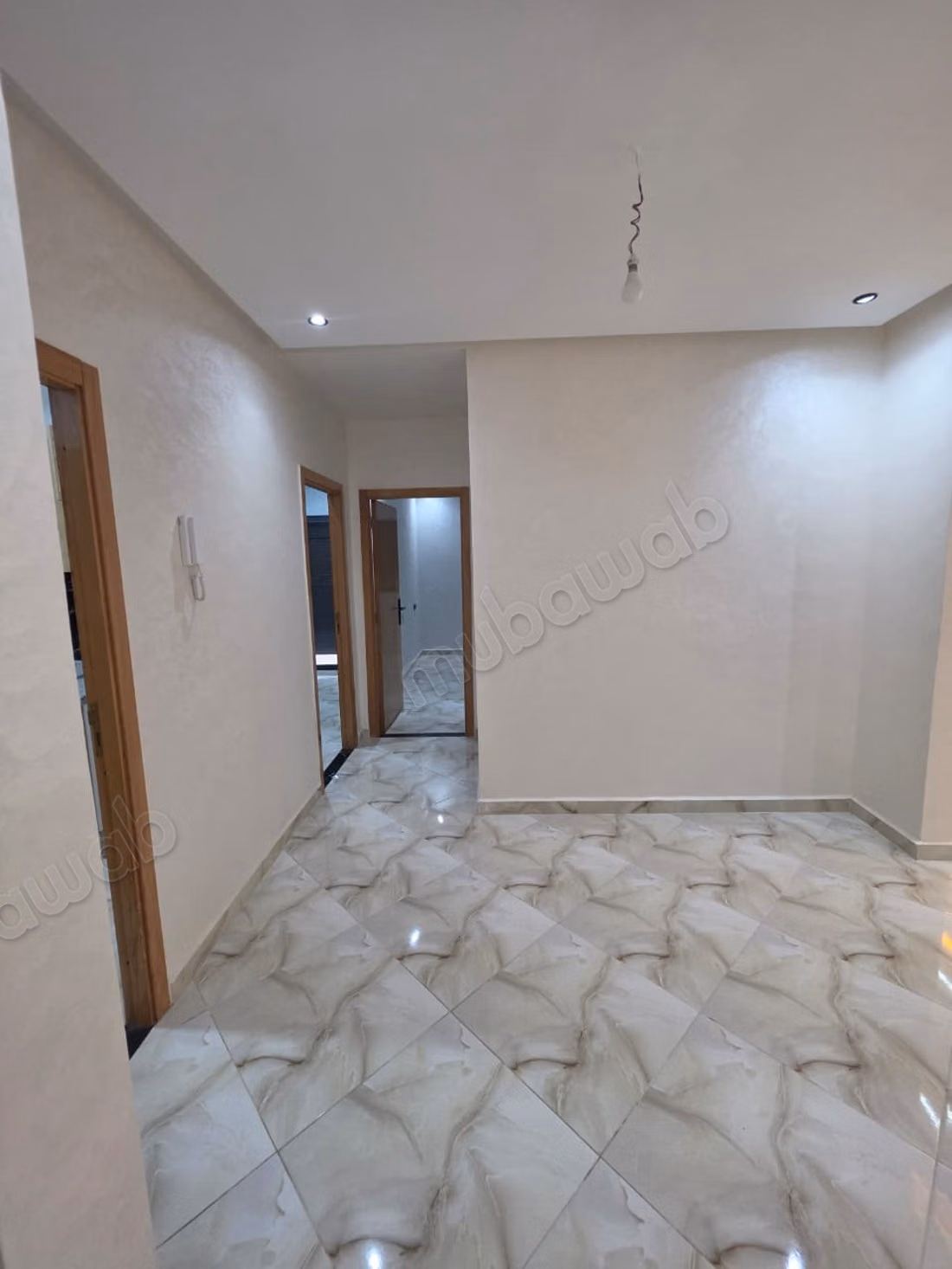 Bel appartement à vendre à Deroua. 3 chambres. Four