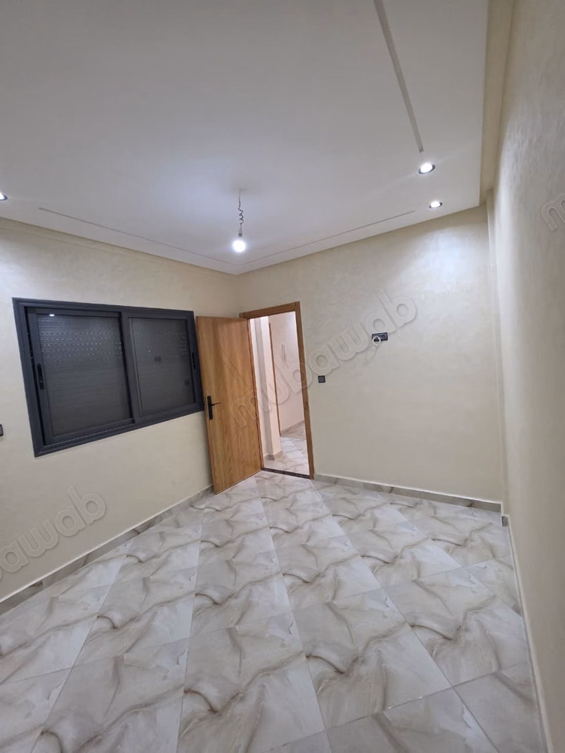Bel appartement à vendre à Deroua. 3 chambres. Four