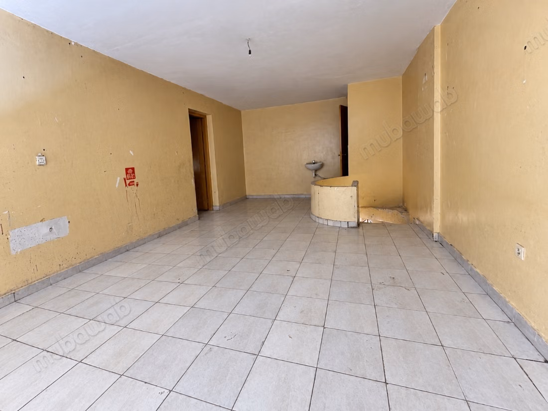 Magasin commercial de 154 m² 
Mezzanine & cave